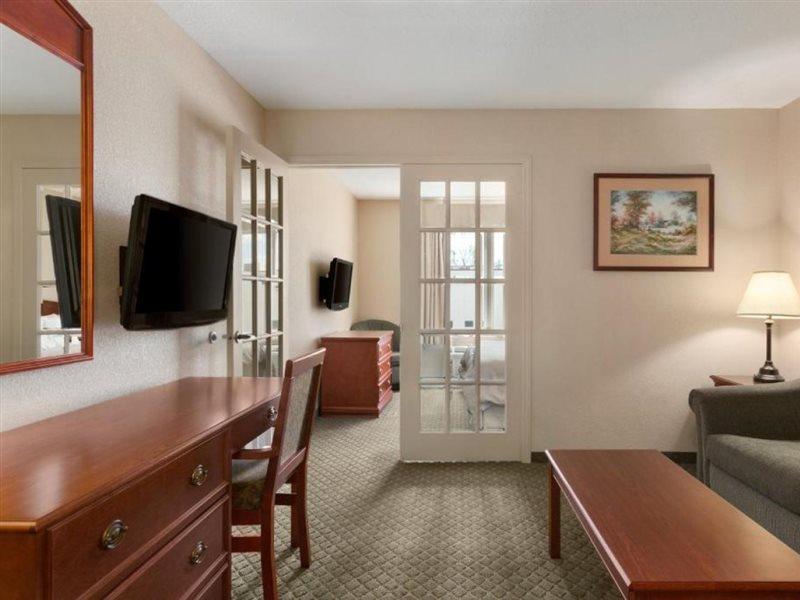 Days Inn & Suites By Wyndham Winkler Exteriör bild