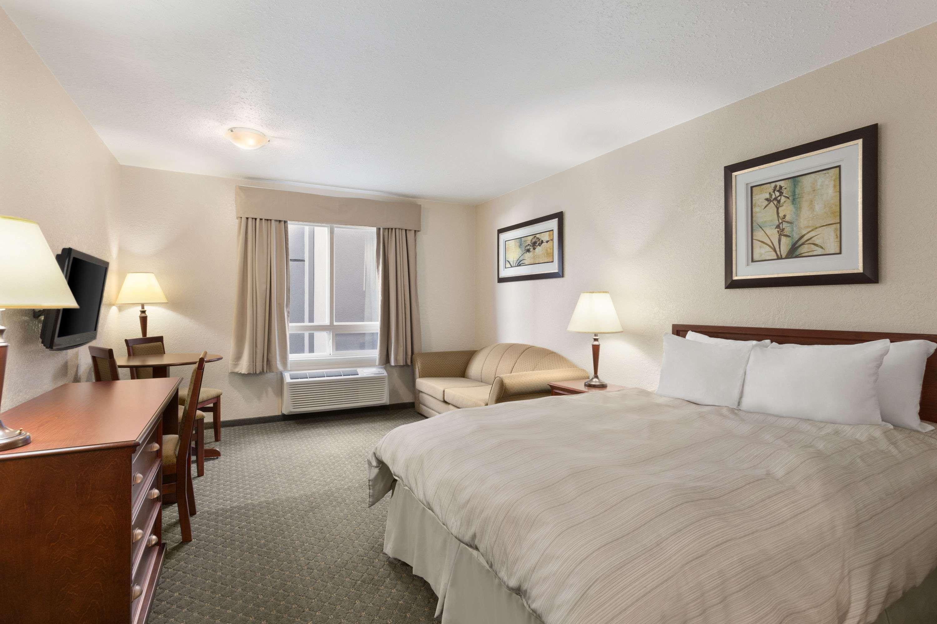 Days Inn & Suites By Wyndham Winkler Exteriör bild