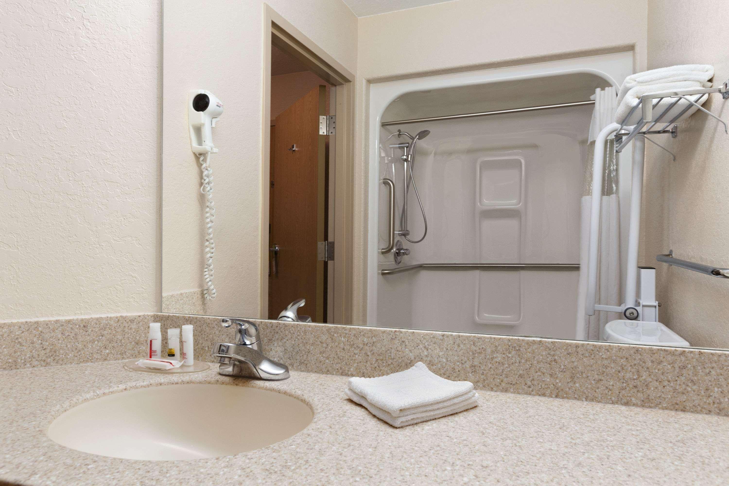 Days Inn & Suites By Wyndham Winkler Exteriör bild