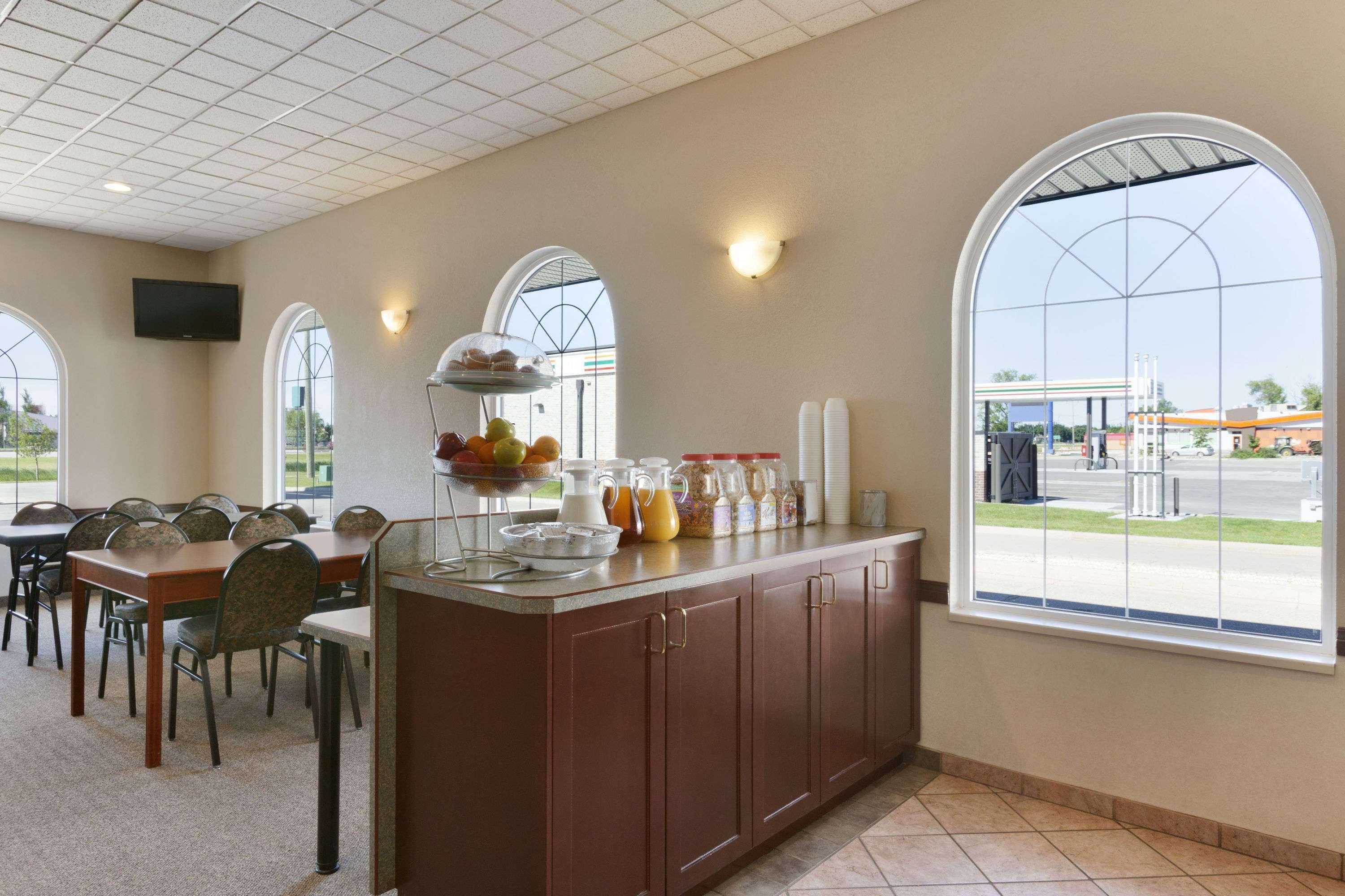 Days Inn & Suites By Wyndham Winkler Exteriör bild