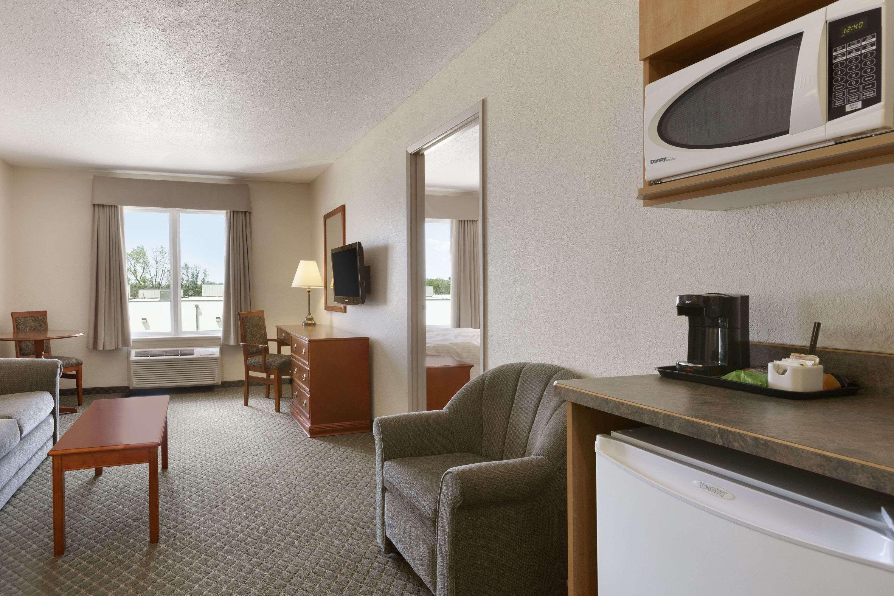 Days Inn & Suites By Wyndham Winkler Exteriör bild