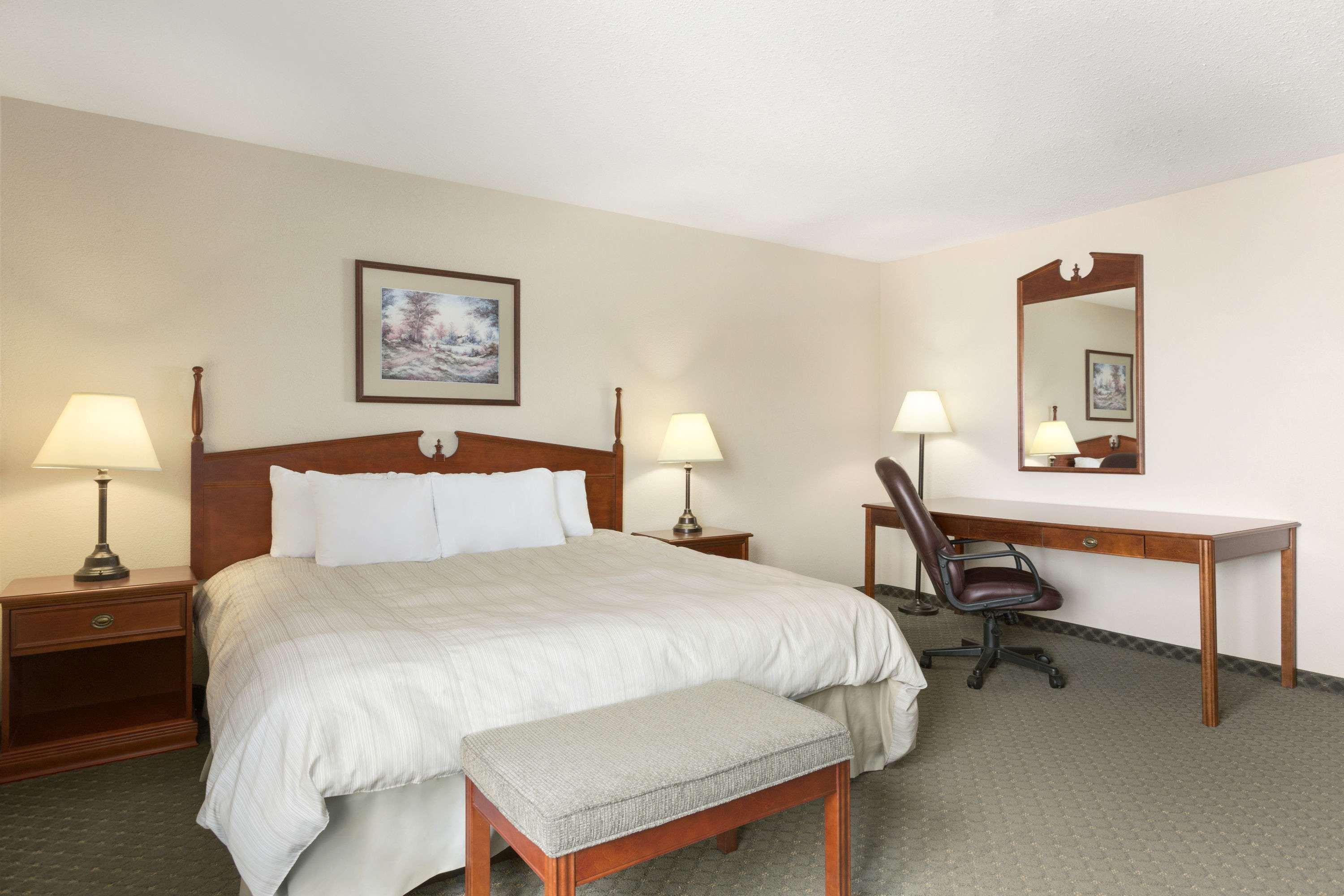 Days Inn & Suites By Wyndham Winkler Exteriör bild